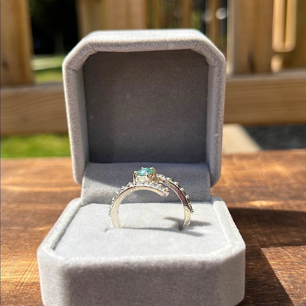 Green Diamond ring set in silver - Picture 8 of 9